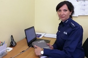 policjantka wykonująca czynności służbowe