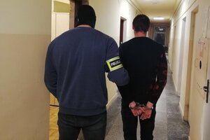 sprawca uszkodzenia mienia doprowadzany do aresztu