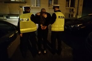 policjanci doprowadzają sprawcę włamania