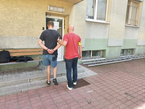podejrzany o kradzież rozbójnicza doprowadzany do komendy