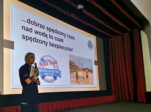 Policjantka podczas wykładu prowadzonego na premierze filmu profilaktycznego.