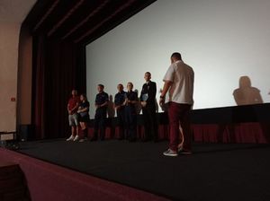 podziękowania dla realizatorów i partnerów, w tym policjantów, realizujących film profilaktyczny od przedstawiciela Zakładu Wodociągów i Kanalizacji w Pabianicach