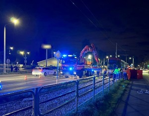 Policjanci pracujący na miejscu potrącenia pieszej przez tramwaj.
