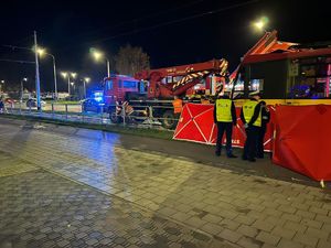 Policjanci pracujący na miejscu potrącenia pieszej przez tramwaj.