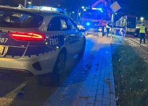 Policjanci pracujący na miejscu potrącenia pieszej przez tramwaj.