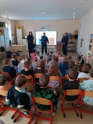Grupa dzieci, dwie strażniczki miejskie i policjantka.