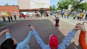 Początek gry miejskiej. Zawodnicy stoją w okręgu. Na pierwszym planie widać Agnieszkę Jaksę która prowadzi spotkanie, tuż za nią stoi Komendant Powiatowy Policji w Pabianicach wraz z policjantką.