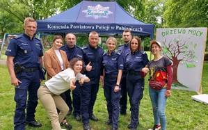 Policjanci i wolontariusze organizujący przedsięwzięcie pozują do wspólnego zdjęcia.