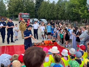 Policjantka prowadzi wykład na temat bezpiecznych wakacji.