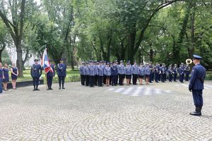 Policjanci i pracownicy cywilni zgromadzeni w miejscu odbywania się uroczystości.