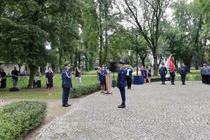 Dowódca uroczystości podczas składania meldunku Komendantowi. W tle osoby uczestniczące w uroczystości.