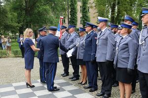 Komendanci gratulują awansów policjantom stojącym w pododdziale.