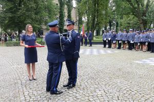 Podinspektor Krzysztof Balcer przypina medal Komendantowi Powiatowemu Policji w Pabianicach.