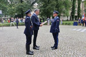 Jarosław Olbrychowski Prezes Stowarzyszenia „Rodzina Policyjna 1939 r. w Łodzi wręcza Komendantowi mangę Stowarzyszenia, w podziękowaniu za kultywowanie pamięci o funkcjonariuszach Policji Państwowej II RP.