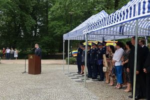 Moment, w którym Prezydent Miasta Pabianic stoi przy mównicy i przemawia. W tle widać policjantów, pracowników cywilnych i osoby zgromadzone na uroczystości.