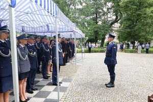 Dowódca uroczystości składa meldunek o zakończeniu apelu Zastępcy Komendanta Wojewódzkiego Policji w Łodzi.