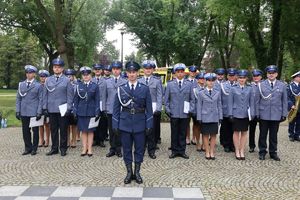 Grupowe zdjęcie na którym widać dowódce uroczystości i wyróżnionych policjnatów.