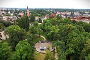 Miejsce uroczystego apelu sfotografowane z tak zwanego &quot;lotu ptaka&quot;.