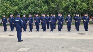 Policjanci wykonujący musztrę .