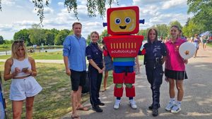 Policjantki pozują do zdjęcia z Legusiem z centrum edukacyjnego EduRobotyka.