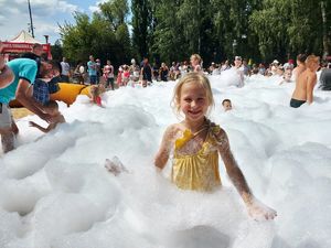 Dziewczynka kąpiąca się w pianie gaśniczej.