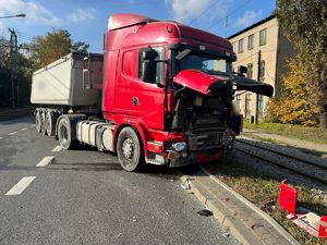 Rozbity samochód ciężarowy.
