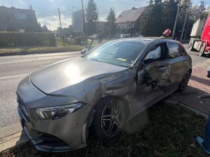 Rozbity samochód osobowy.