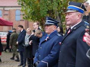 Komendant policji wraz z komendantem straży pożarnej.