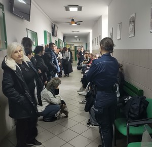 Grupa osób wraz z policjantką.