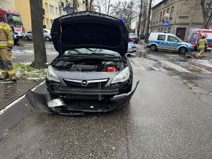 Samochód osobowy uczestniczący w zdarzeniu. w Tle widać pracujące służby.