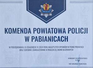 Grafika z napisem: Komenda Powiatowa Policji w Pabianicach „za osiągnięcie najlepszych wyników w pionie prewencji oraz ogromne zaangażowanie w realizację zadań służbowych.” Na dole w prawym rogu podpis Komendanta Wojewódzkiego Policji w Łodzi.