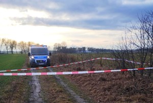 Radiowóz stojący w pobliżu miejsca ujawnienia niewybuchów.