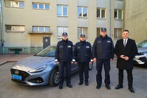 Do zdjęcia pozują: Komendant Komisariatu Policji w Konstantynowie Łódzkim, Burmistrz Konstantynowa Łódzkiego oraz Zastępcy Komendanta Powiatowego Policji w Pabianicach. Za mężczyznami stoi nieoznakowany radiowóz.