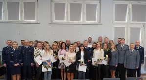 Zdjęcie policjantów i pracowników cywilnych.