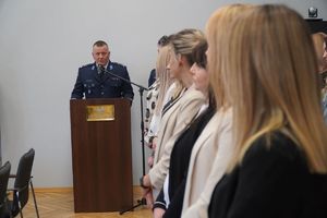 Komendant przemawia do pracowników cywilnych.