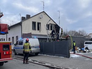 Miejsce zdarzenia. Trwa akcja ratownicza. Na zdjęciu widać współpracujące ze sobą służby ratunkowe.