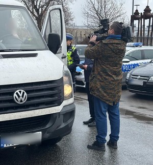 Operator filmowy kręci przeprowadzaną przez policjantów interwencję.