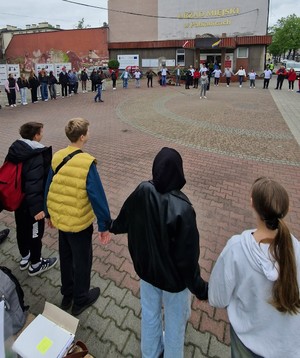 Grupa uczestników gry, zebrani przed Urzędem Miasta Pabianic.
