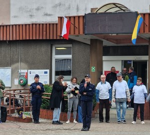 Policjantka przemawiająca do uczestników gry miejskiej.