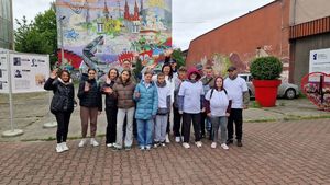 Grupa uczestników wydarzenia czekających na rozpoczęcie gry miejskiej.
