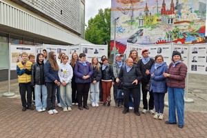 Grupa uczestników wydarzenia czekających na rozpoczęcie gry miejskiej.