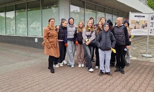 Grupa uczestników wydarzenia czekających na rozpoczęcie gry miejskiej.