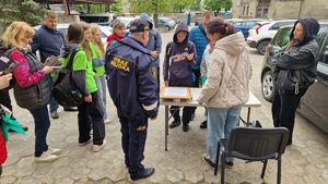 Grupa uczestników gry miejskiej wykonujących zadanie przy budynku Straży Miejskiej.