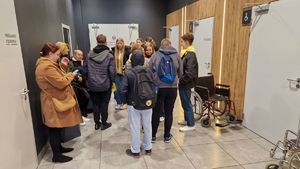 Grupa uczestników gry miejskiej wykonujących zadanie w Centrum Handlowym Tkalnia.