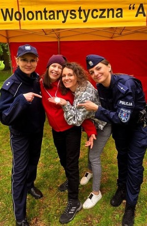 Policjantki pozują do wspólnego zdjęcia z wolontariuszkami.