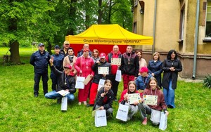Wspólne zdjęcie jednej z drużyn oraz organizatorów i partnerów wydarzenia.