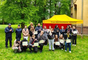 Wspólne zdjęcie jednej z drużyn oraz organizatorów i partnerów wydarzenia.