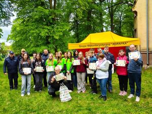 Wspólne zdjęcie jednej z drużyn oraz organizatorów i partnerów wydarzenia.
