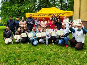 Wspólne zdjęcie jednej z drużyn oraz organizatorów i partnerów wydarzenia.