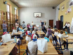 Nadkomisarz Rafał Adamek I Zastępca Komendanta Powiatowego Policji w Pabianicach gratuluje zawodnikom biorącym udział w konkursie.